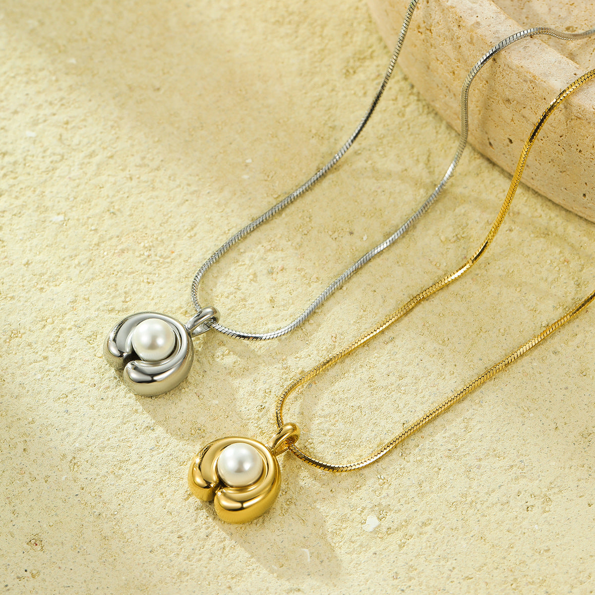 The Vivienne Pearl Clavicle Necklace